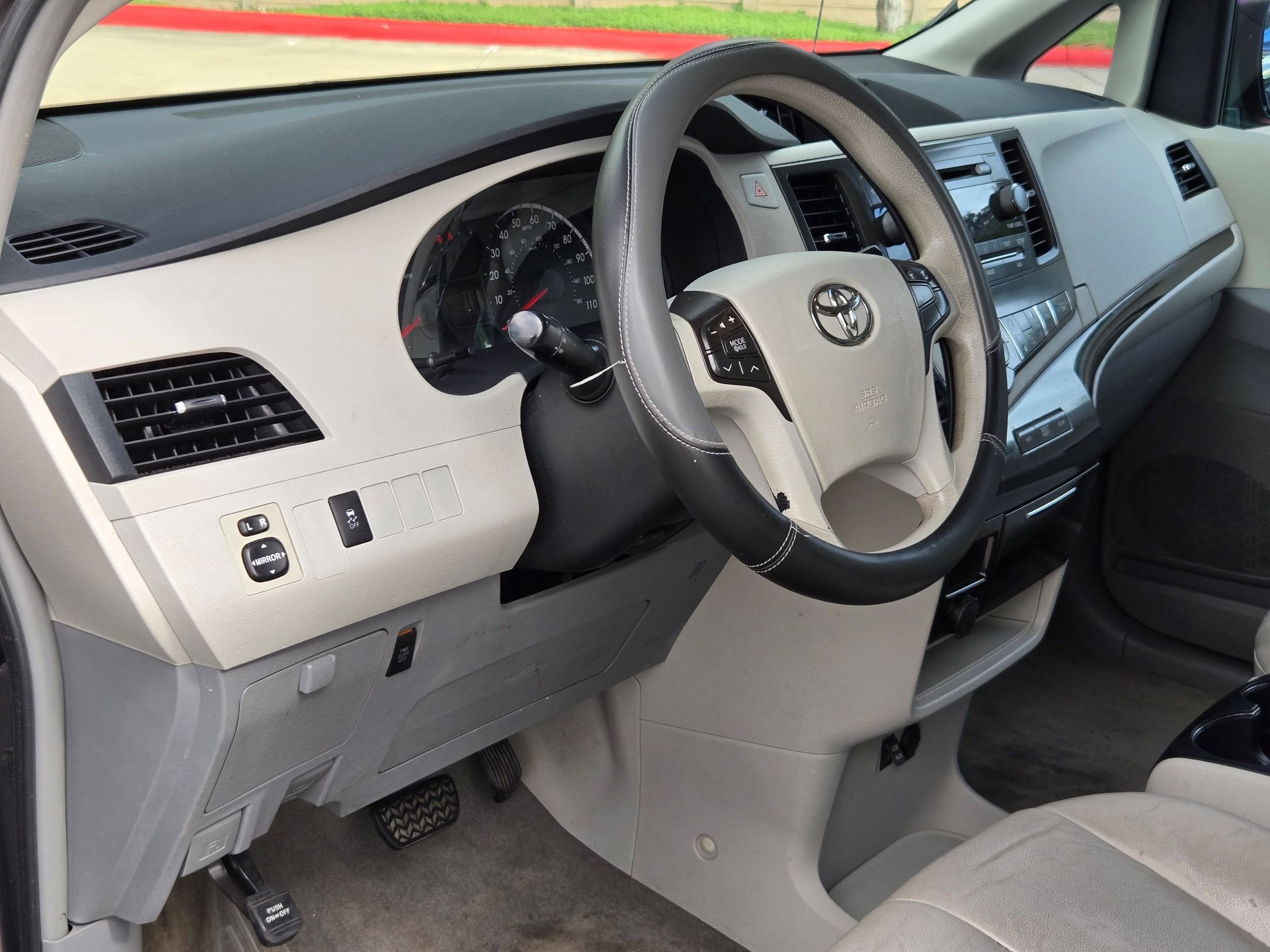 Used 2013 Toyota Sienna LE FWD image 12