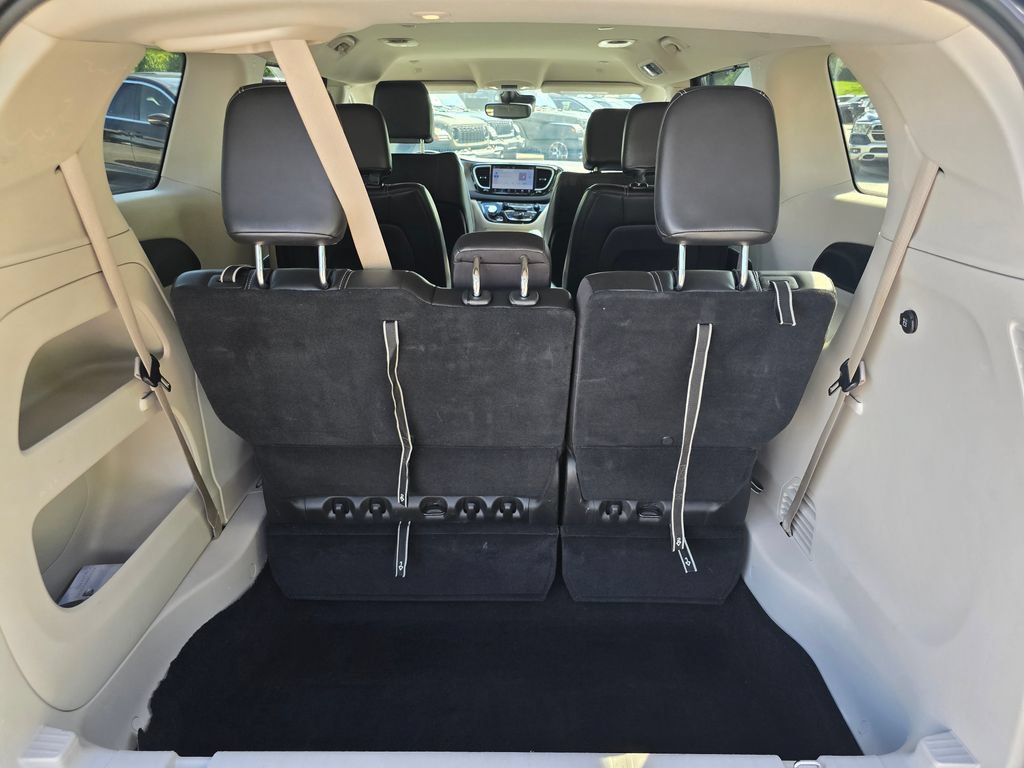 Used 2024 Chrysler Pacifica Touring-L FWD image 12