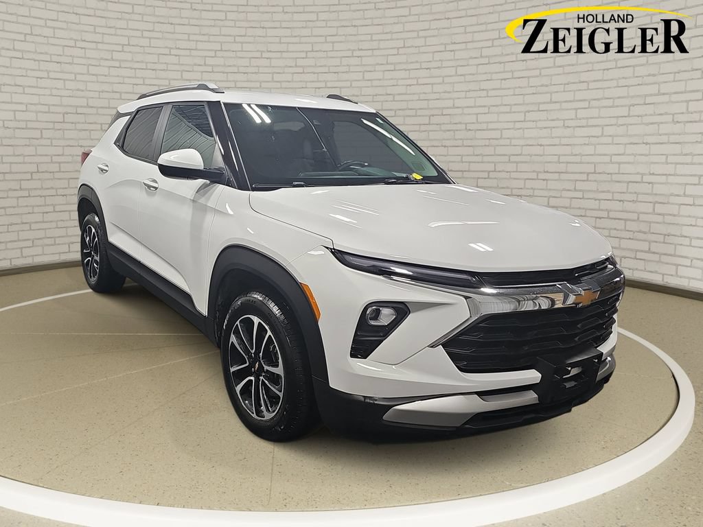Used 2025 Chevrolet TrailBlazer LT AWD/4WD image 3