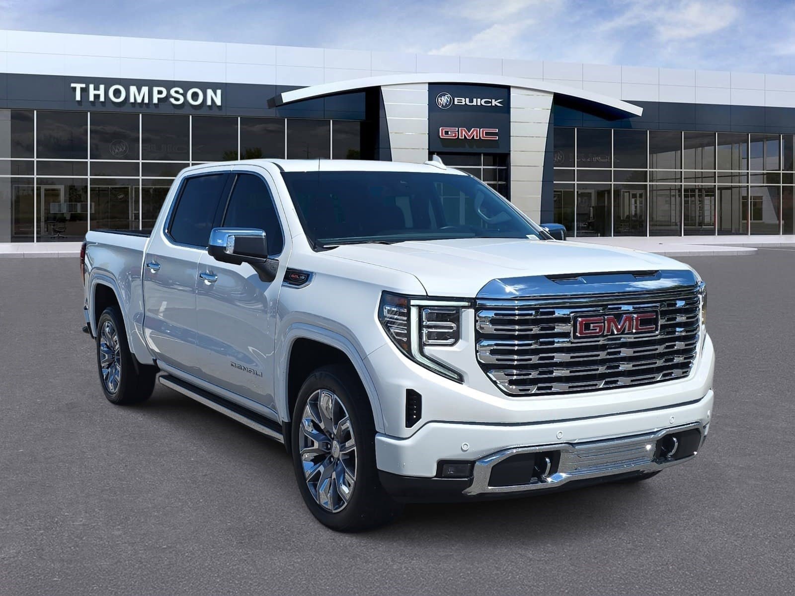 Used 2025 GMC Sierra 1500 Denali w/ Denali Reserve Package AWD/4WD image 1
