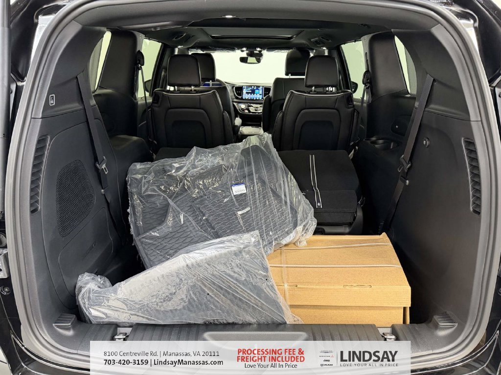 New 2027 Chrysler Pacifica Limited AWD/4WD image 16