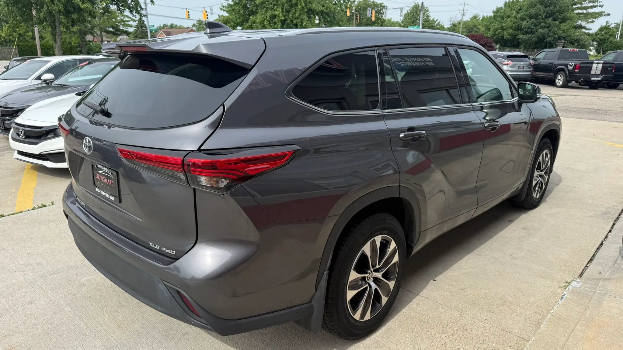 Used 2022 Toyota Highlander XLE AWD/4WD image 3