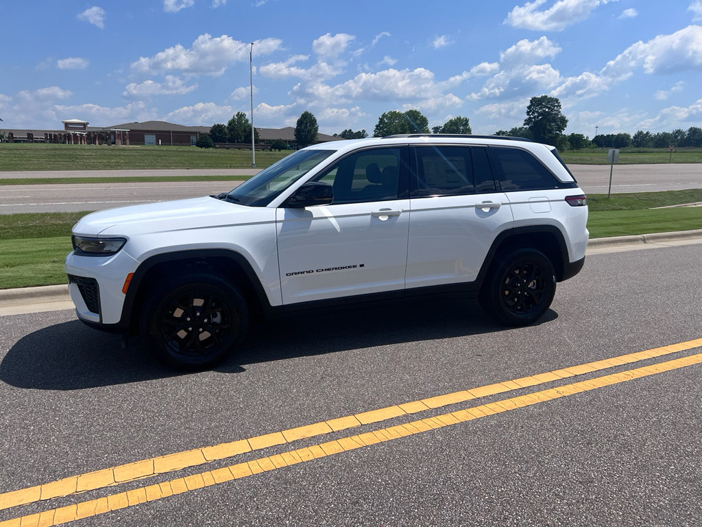 New 2026 Jeep Grand Cherokee Altitude AWD/4WD image 8