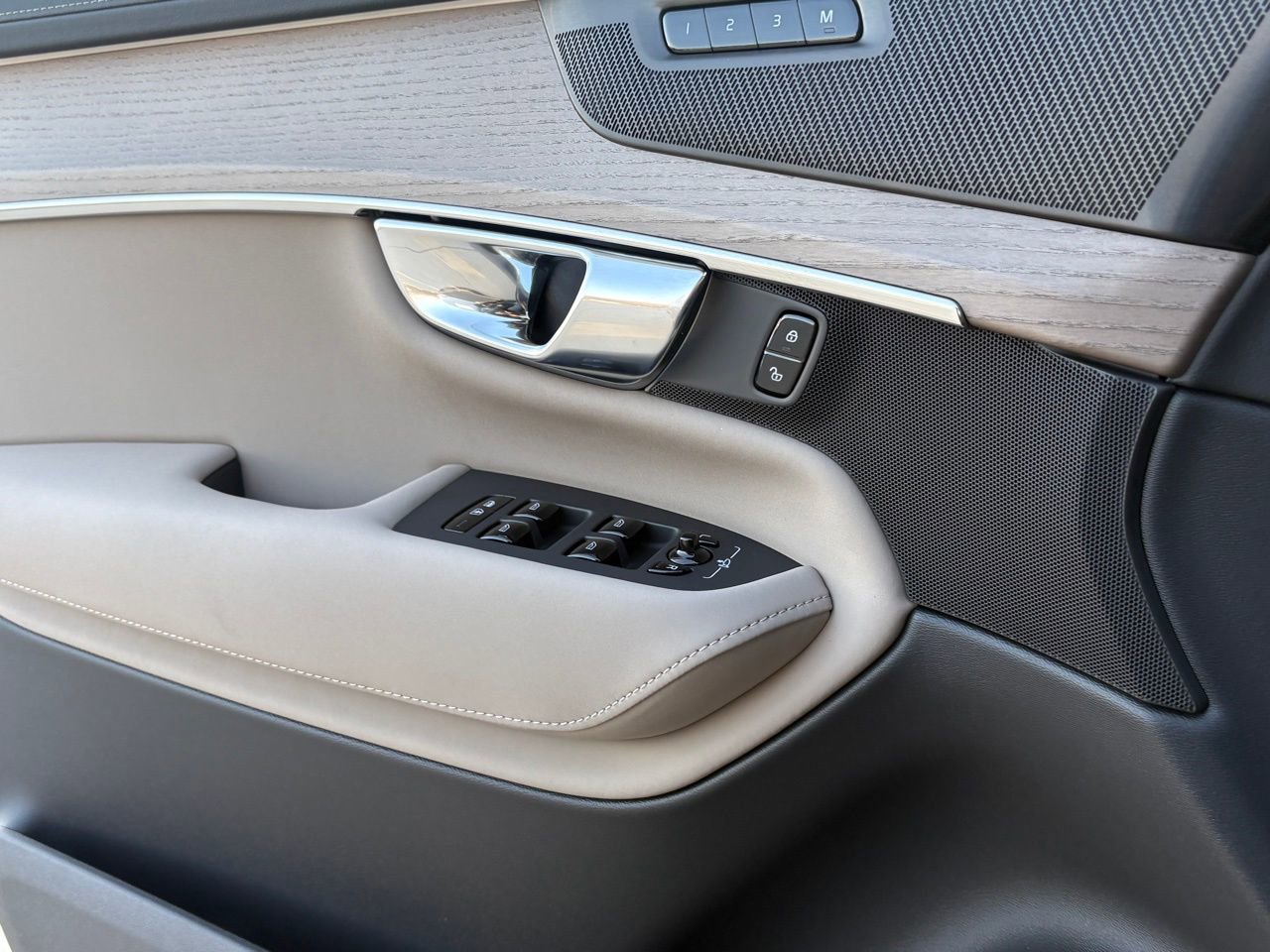 New 2026 Volvo XC90 B6 Plus image 16