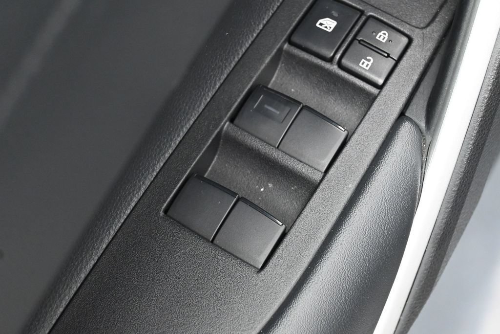 Used 2025 Toyota Corolla Cross LE FWD image 12