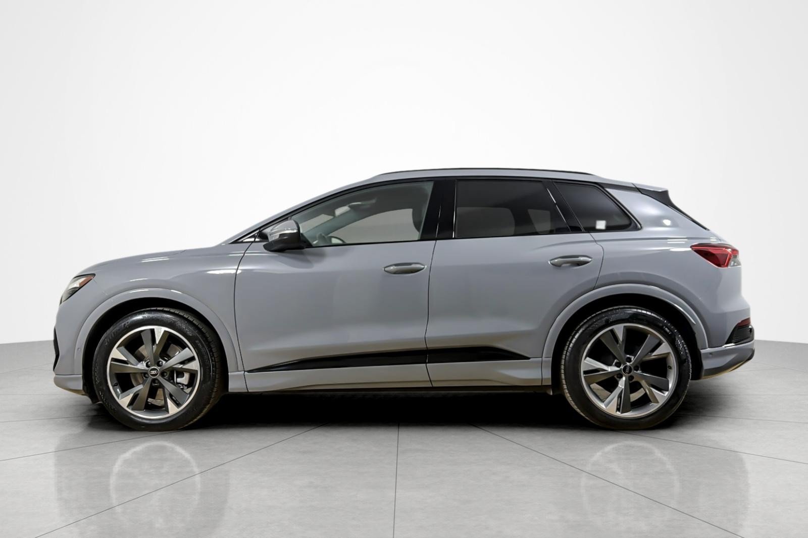 Certified 2024 Audi Q4 e-tron Premium Plus w/ Premium Plus AWD/4WD image 2