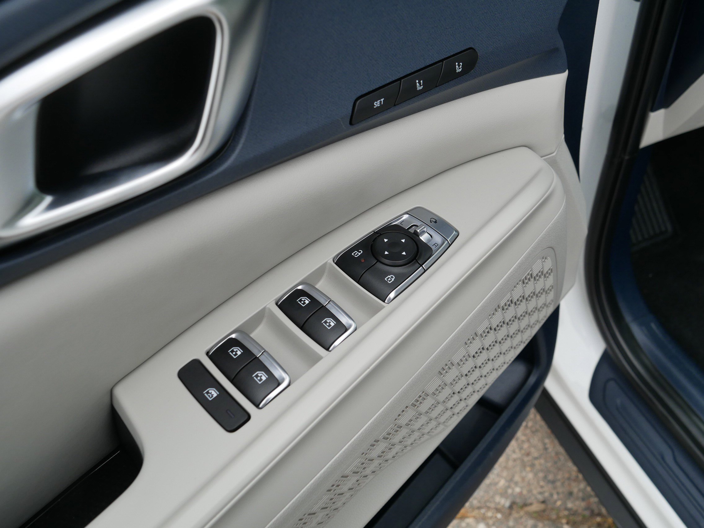 Used 2025 Kia Carnival EX FWD image 19