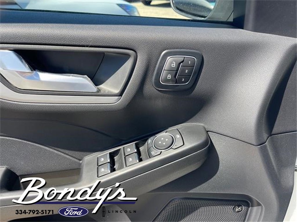 New 2025 Ford Escape SE w/ PHEV Premium Package image 5