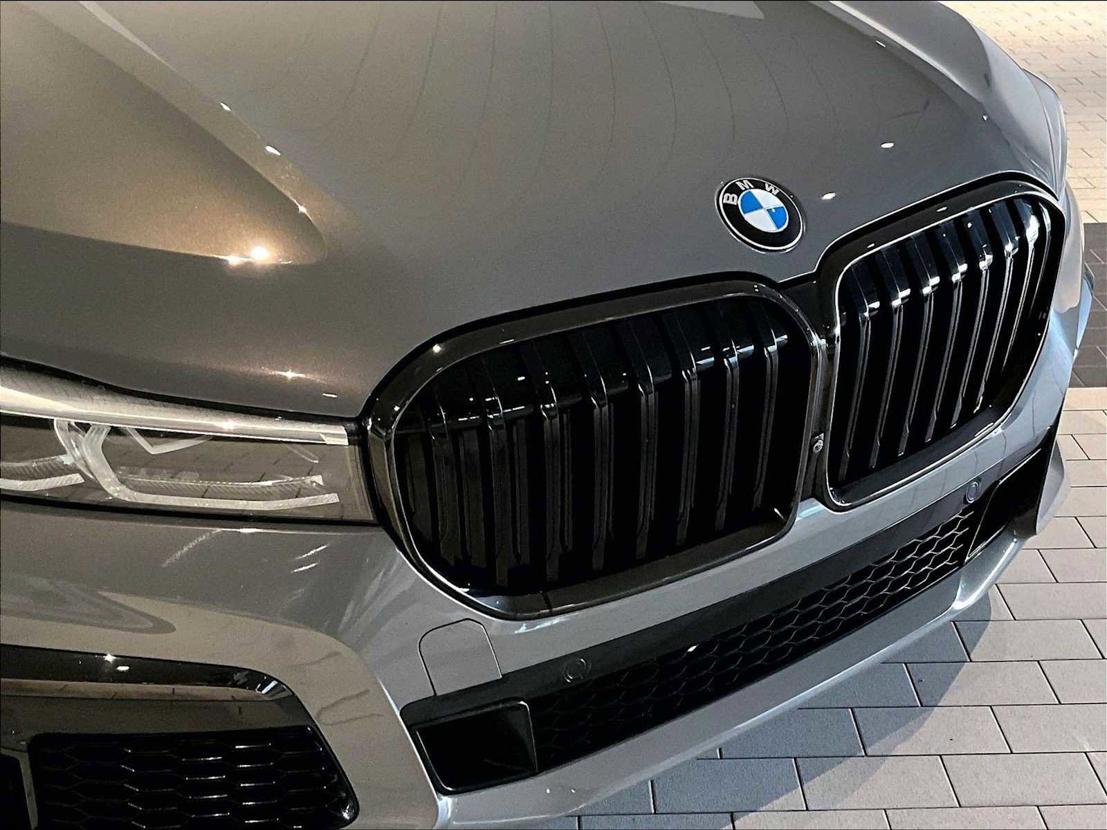 Used 2022 BMW 750i xDrive w/ M Sport Package image 32