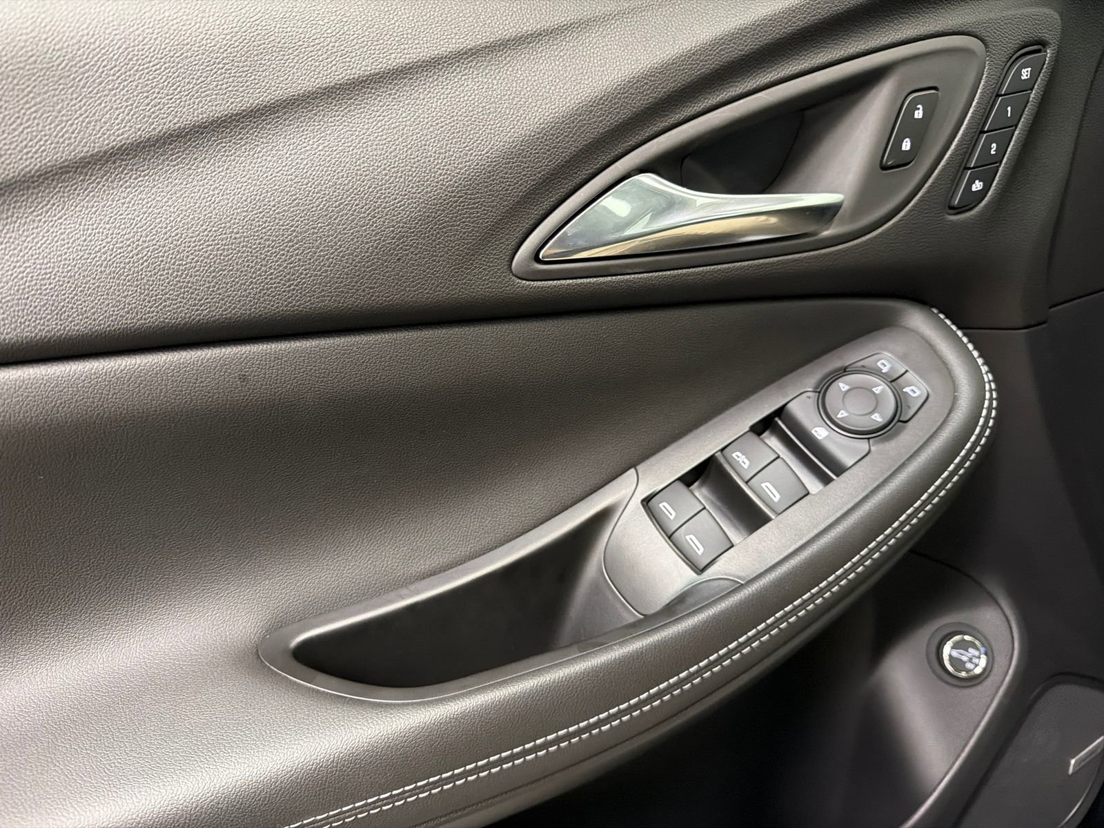 Used 2025 Buick Encore GX Avenir w/ Avenir Technology Package image 33