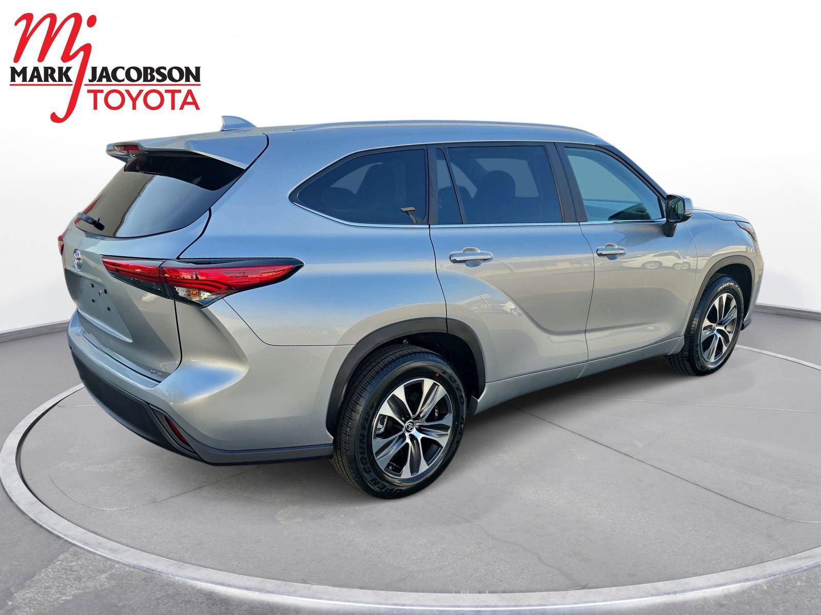 Used 2023 Toyota Highlander XLE image 9
