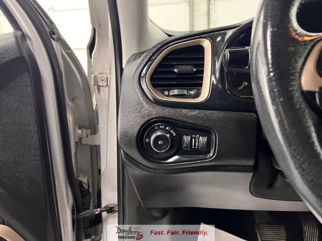 Used 2017 Jeep Renegade Latitude FWD image 29