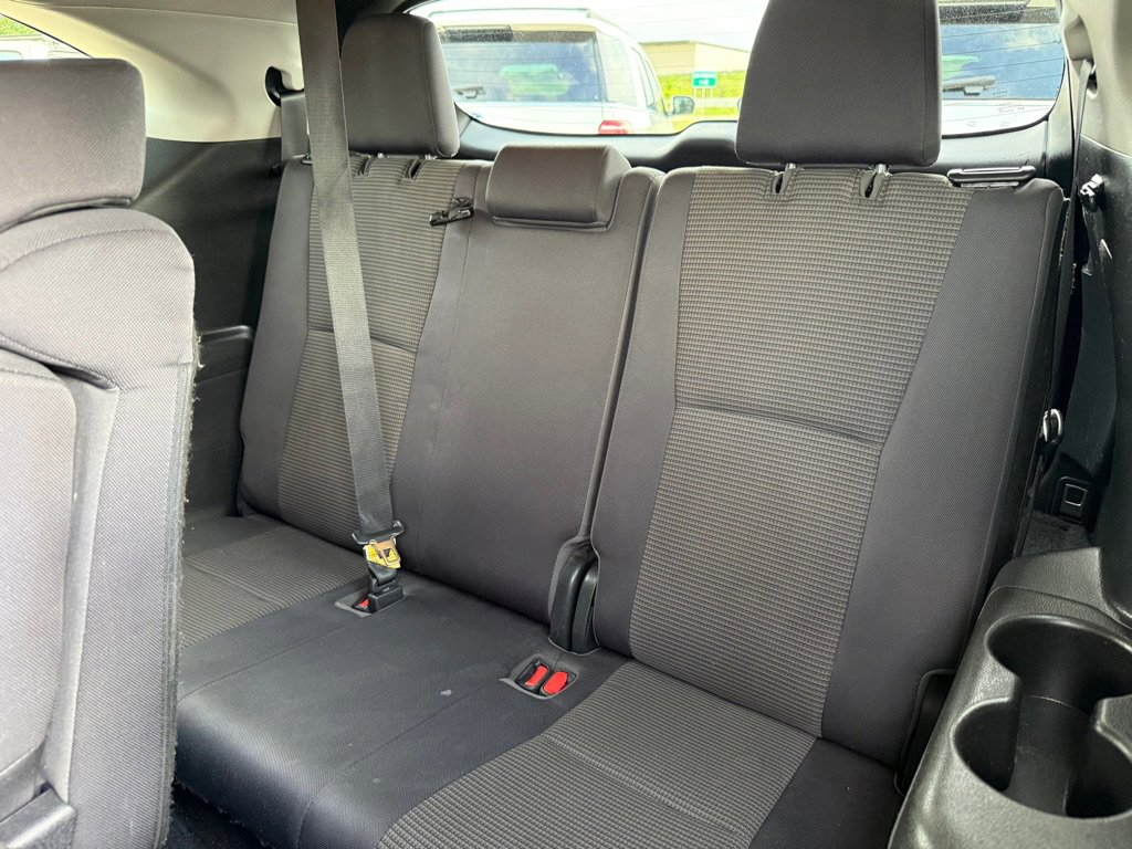 Used 2021 Toyota Highlander LE FWD image 14