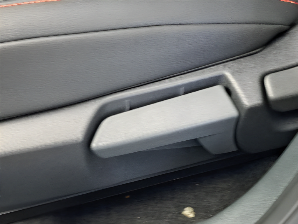 Certified 2025 Nissan Kicks SR FWD image 21