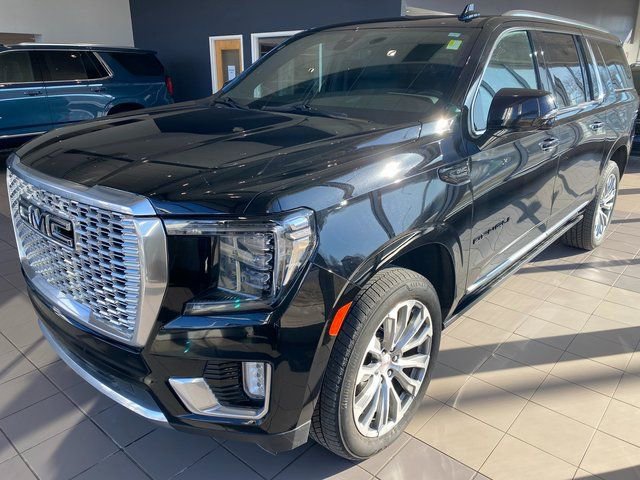 Used 2021 GMC Yukon XL Denali w/ Denali Premium Package image 4