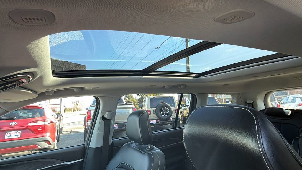 Used 2023 Jeep Grand Cherokee L Limited w/ Luxury Tech Group II image 15