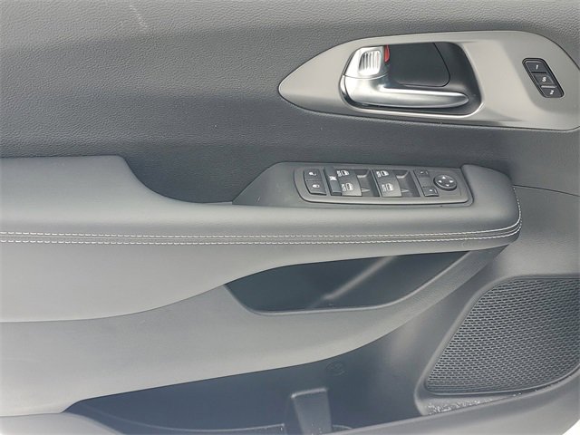New 2026 Chrysler Pacifica Select image 15