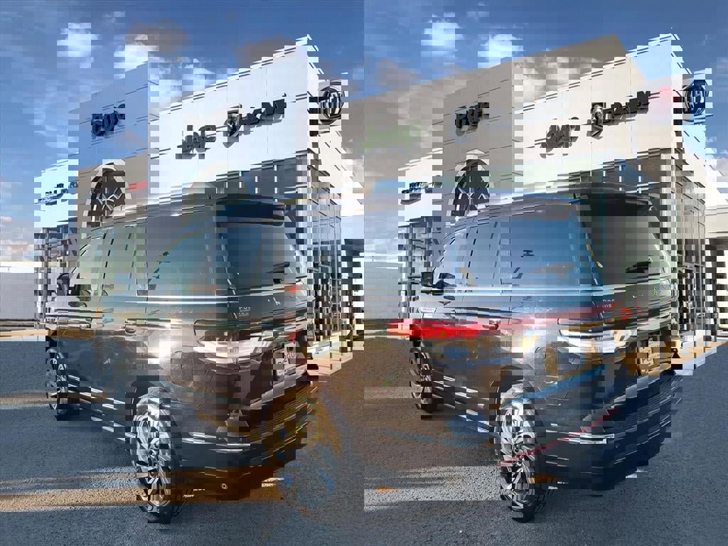 Used 2024 Lincoln Navigator Reserve image 3