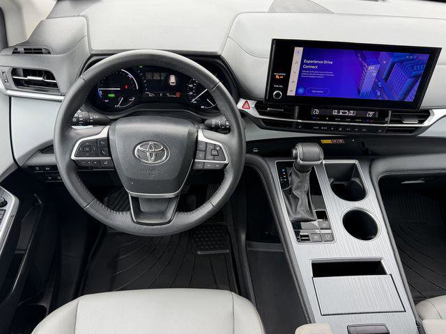 Certified 2025 Toyota Sienna XLE FWD image 10