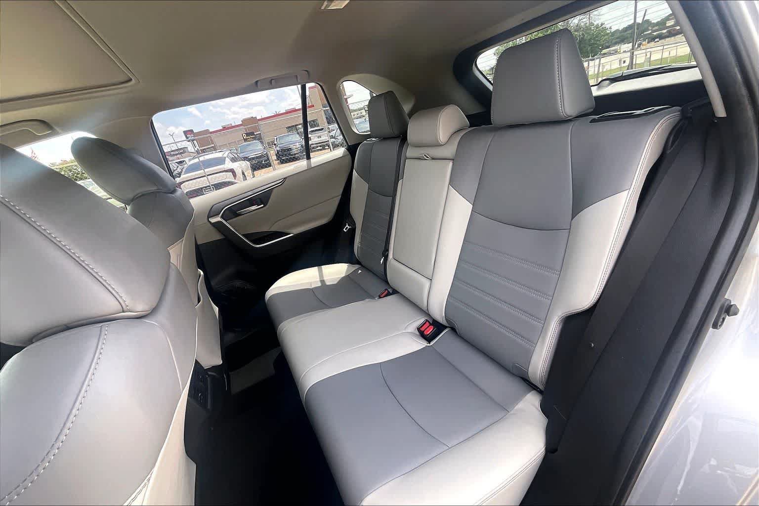 Used 2020 Toyota RAV4 XLE Premium AWD/4WD image 28