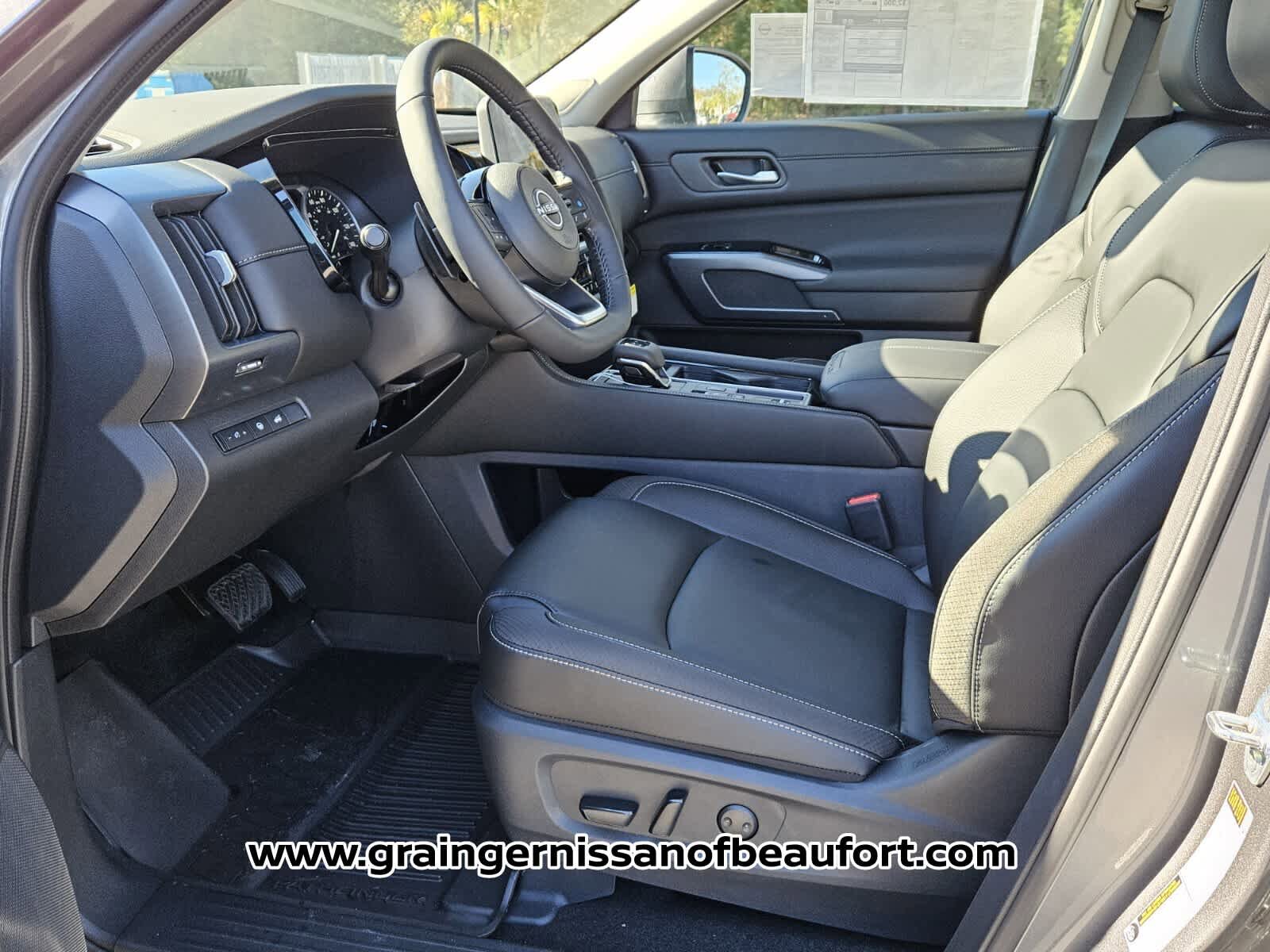 New 2025 Nissan Pathfinder SL w/ SL Premium Package FWD image 3