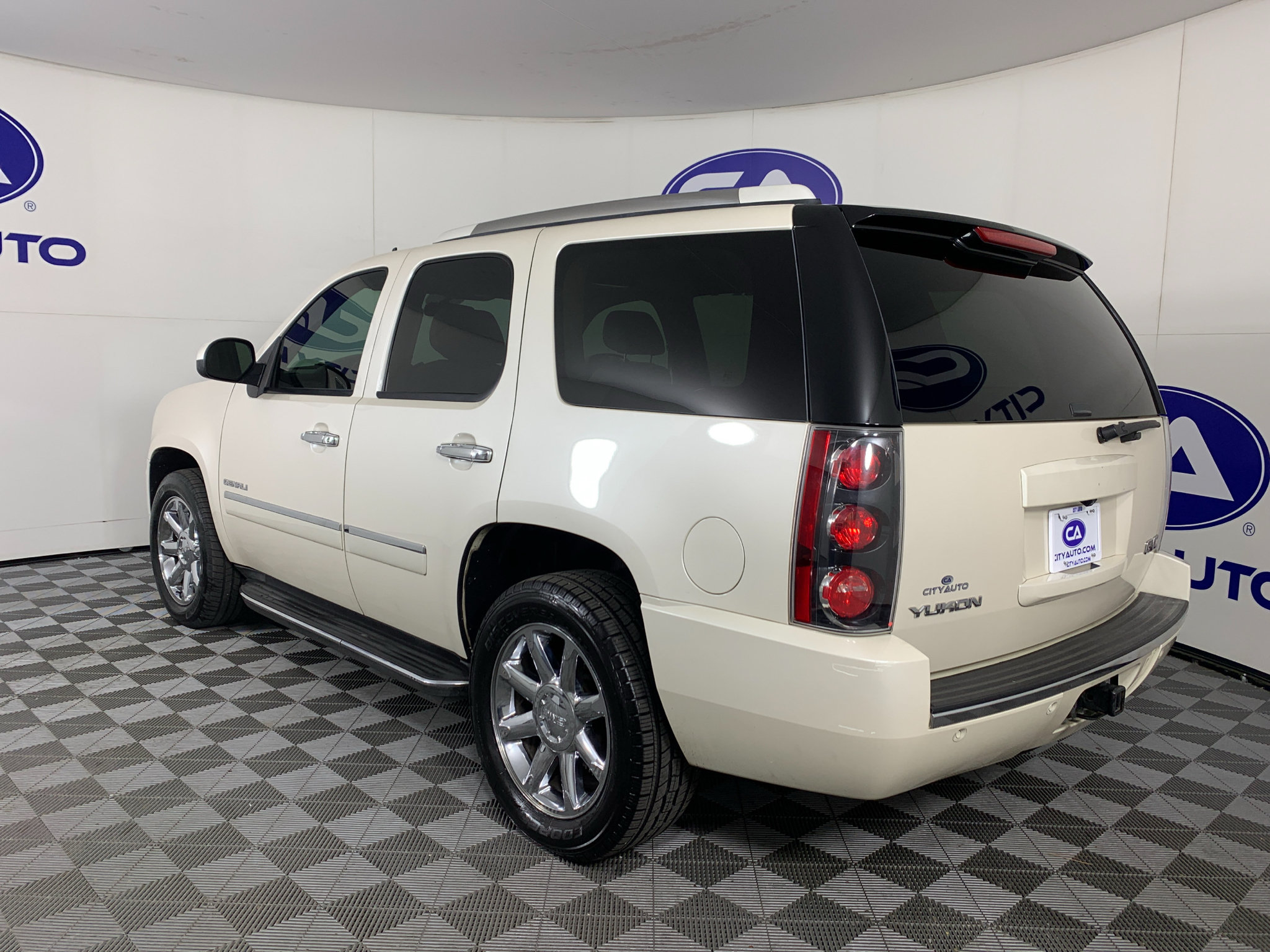 Used 2014 GMC Yukon Denali RWD image 5