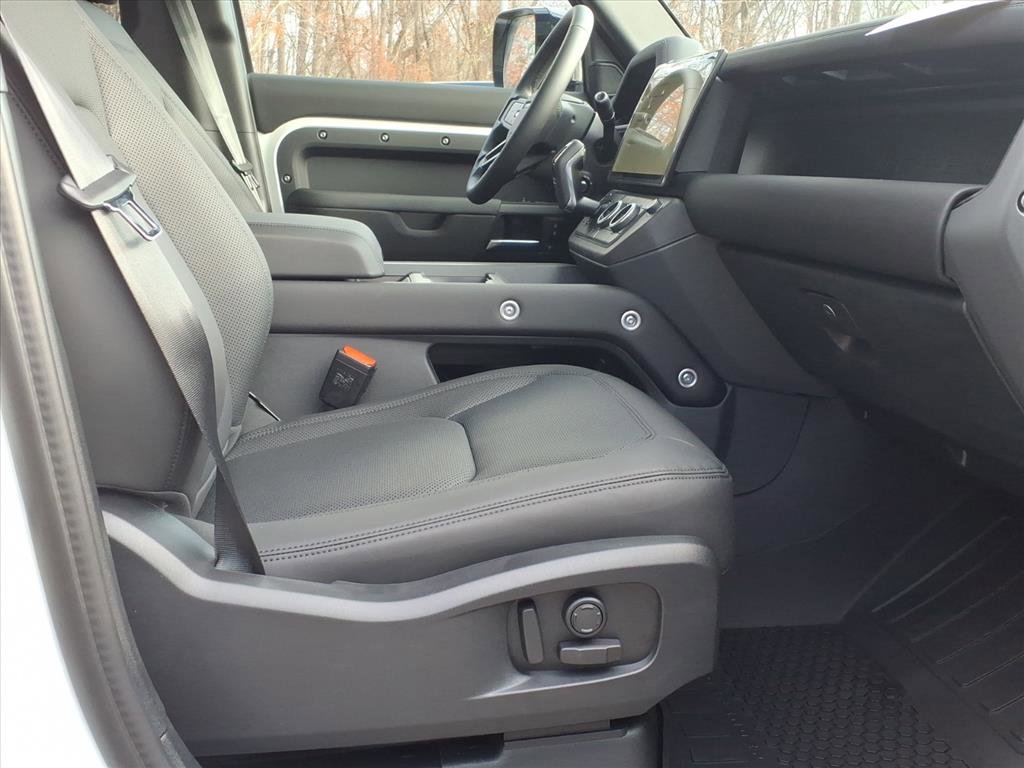 New 2026 Land Rover Defender 110 X-Dynamic SE image 3