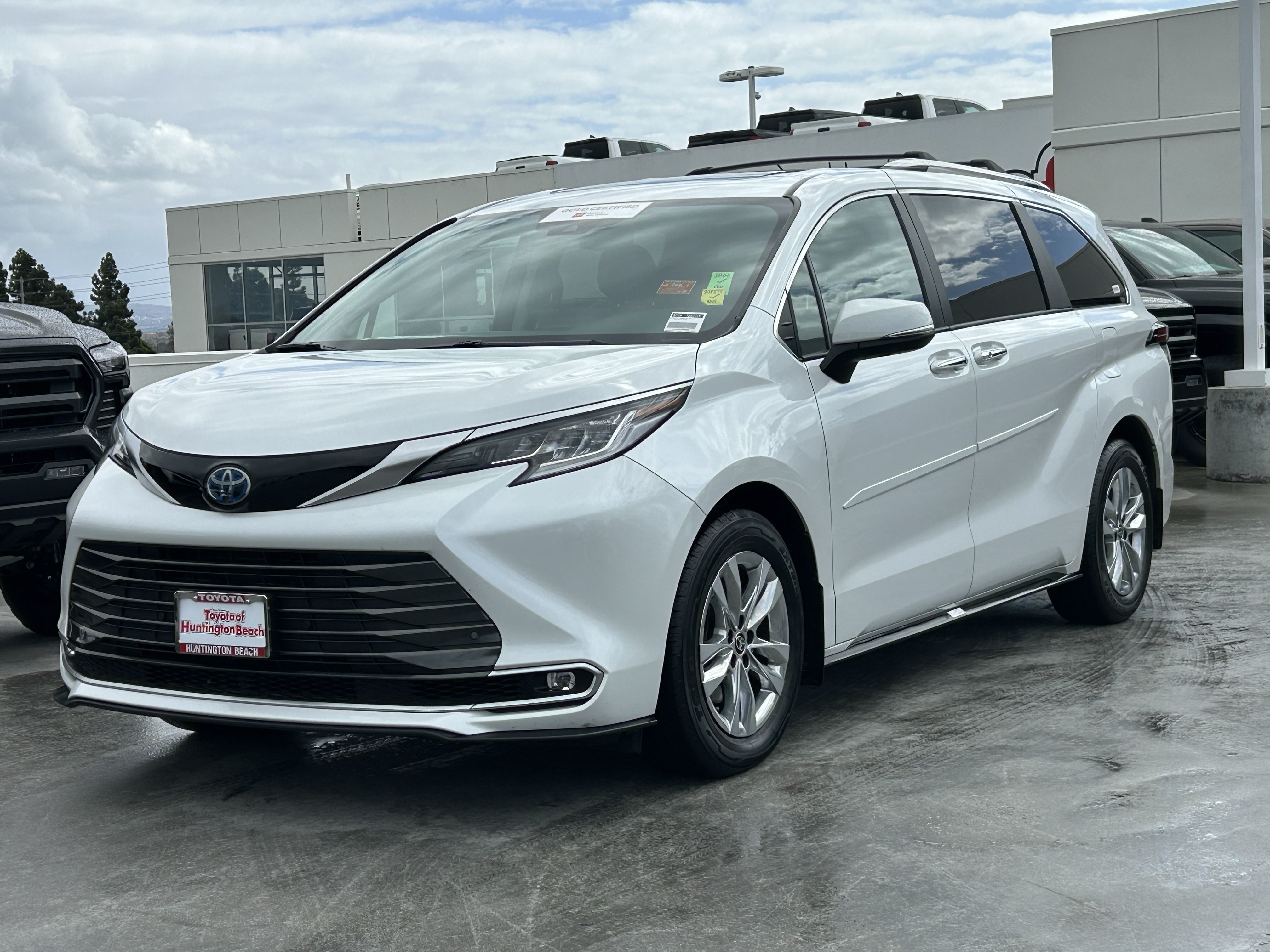 Certified 2024 Toyota Sienna Limited FWD image 6