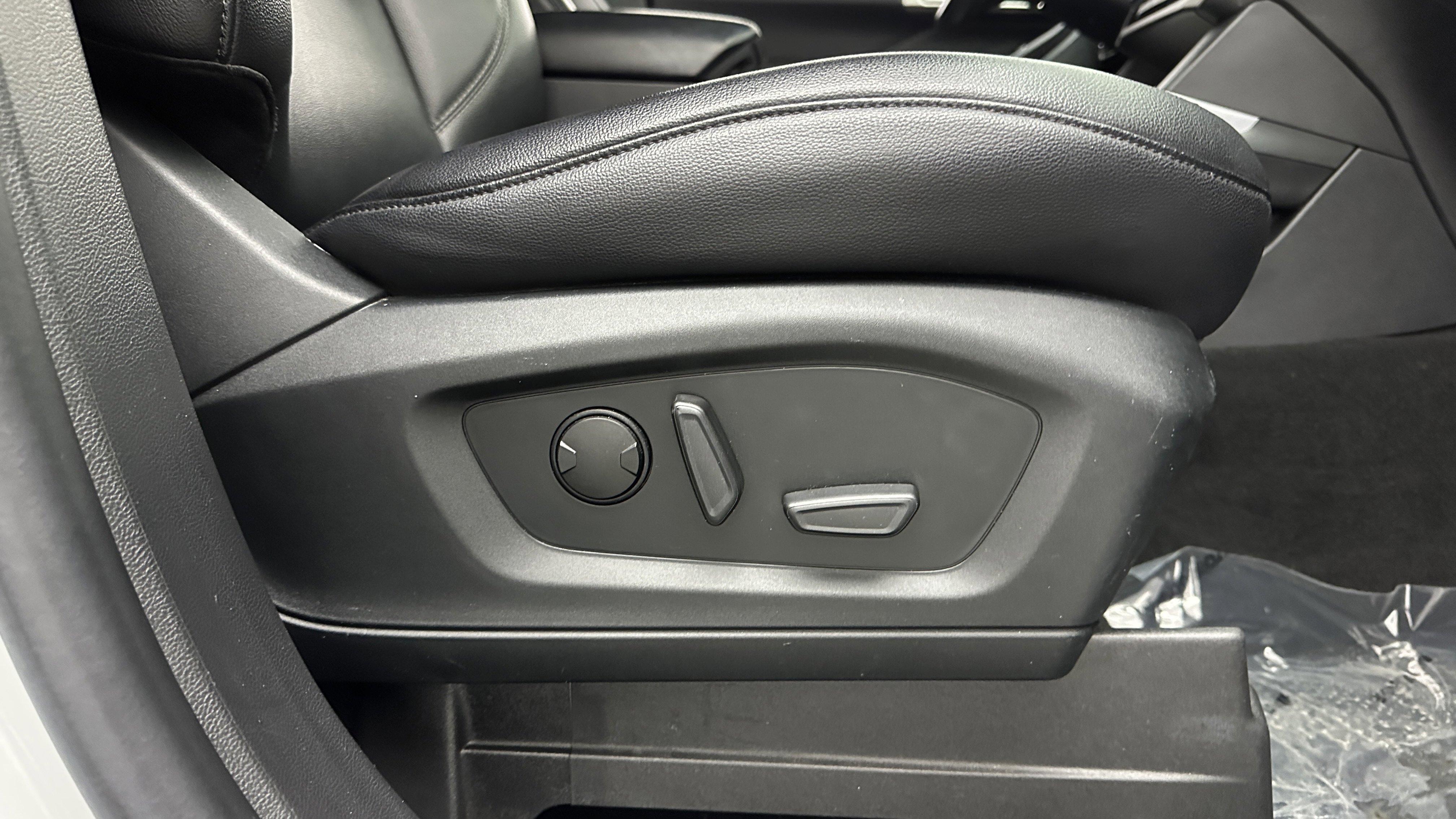 Used 2020 Ford Explorer XLT w/ Equipment Group 202A image 38