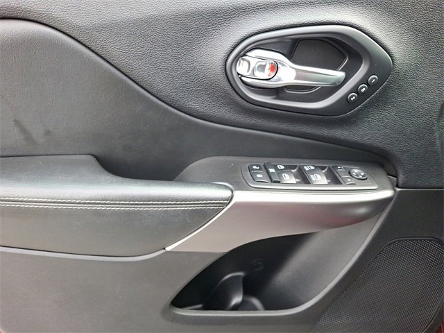 Used 2019 Jeep Cherokee Limited image 12