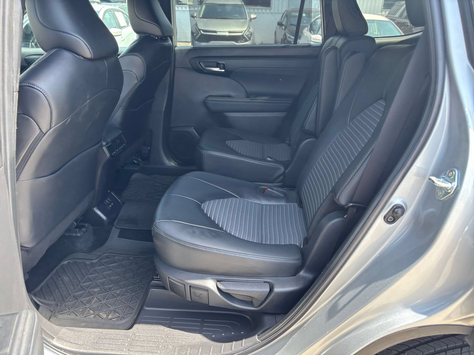 Used 2025 Toyota Highlander XSE AWD/4WD image 25