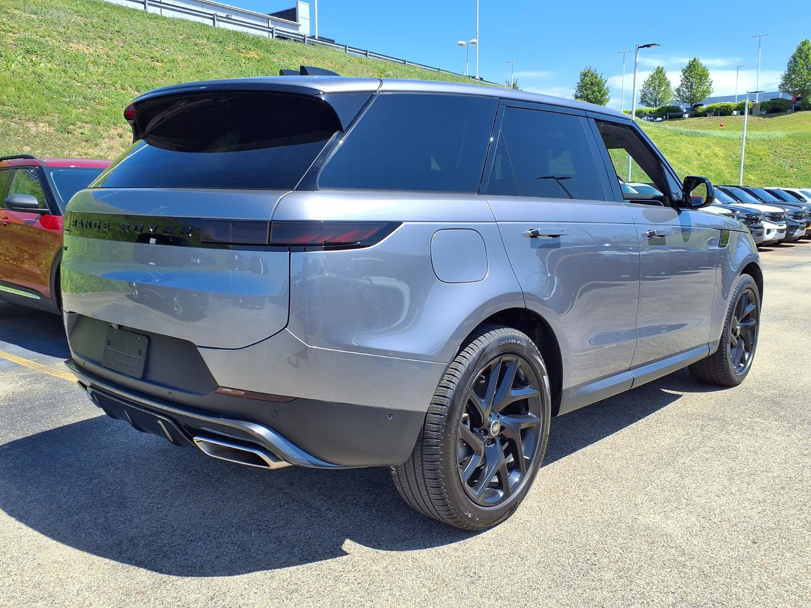 Used 2025 Land Rover Range Rover Sport SE image 3