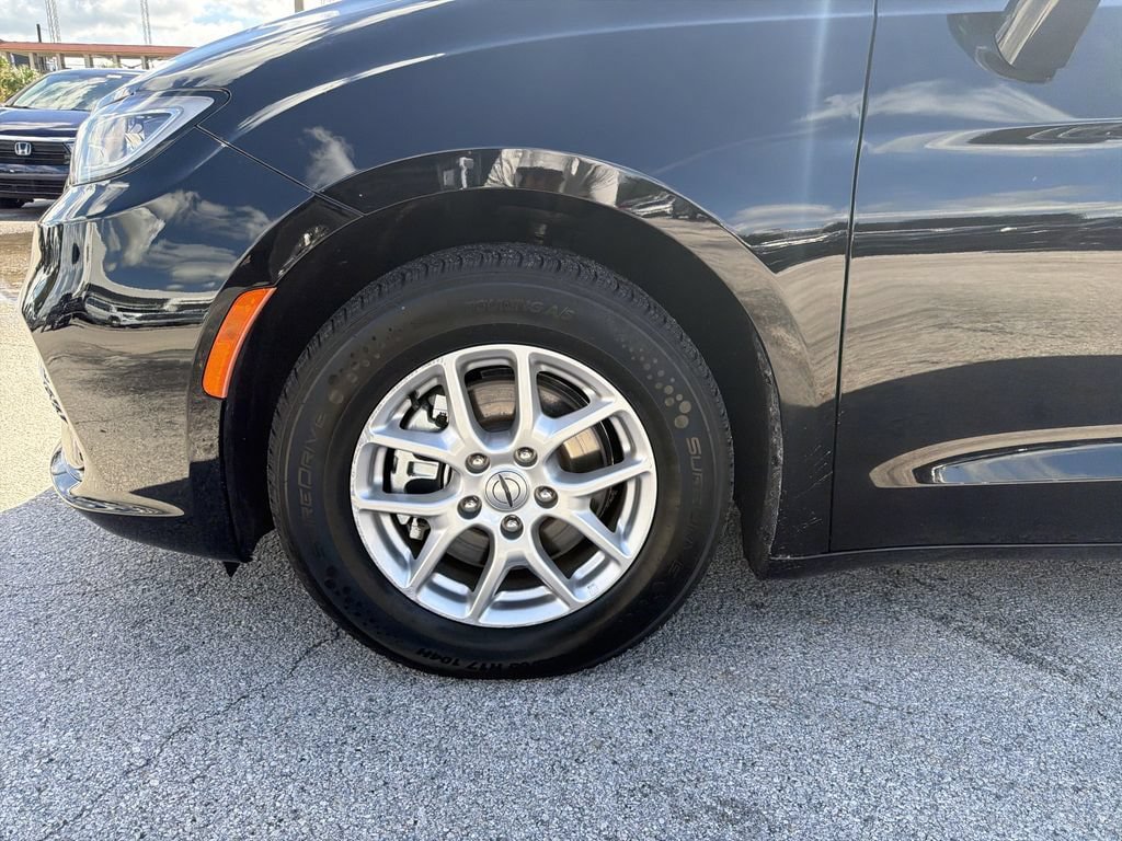 Used 2024 Chrysler Pacifica Touring-L FWD image 34