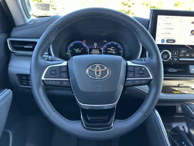 Used 2025 Toyota Highlander Platinum AWD/4WD image 7
