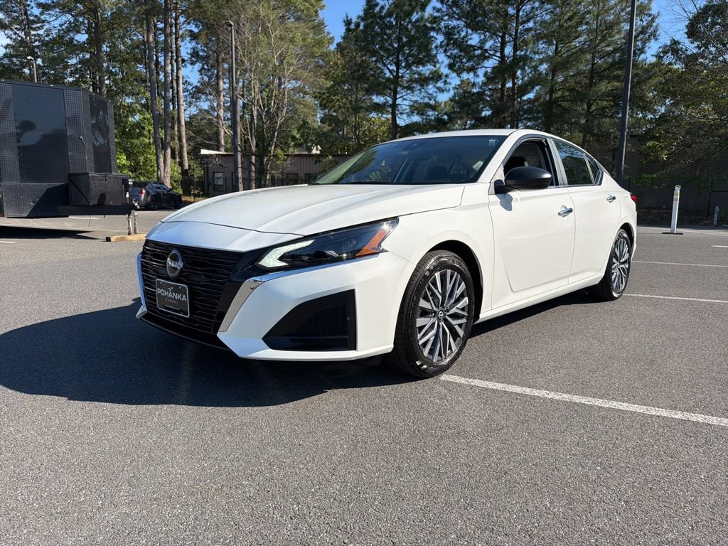 Used 2025 Nissan Altima 2.5 SV FWD image 2