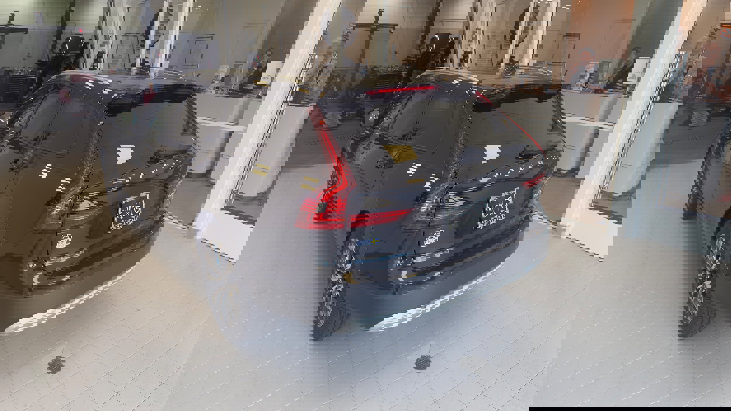 Used 2024 Volvo V90 B6 Cross Country Plus image 6