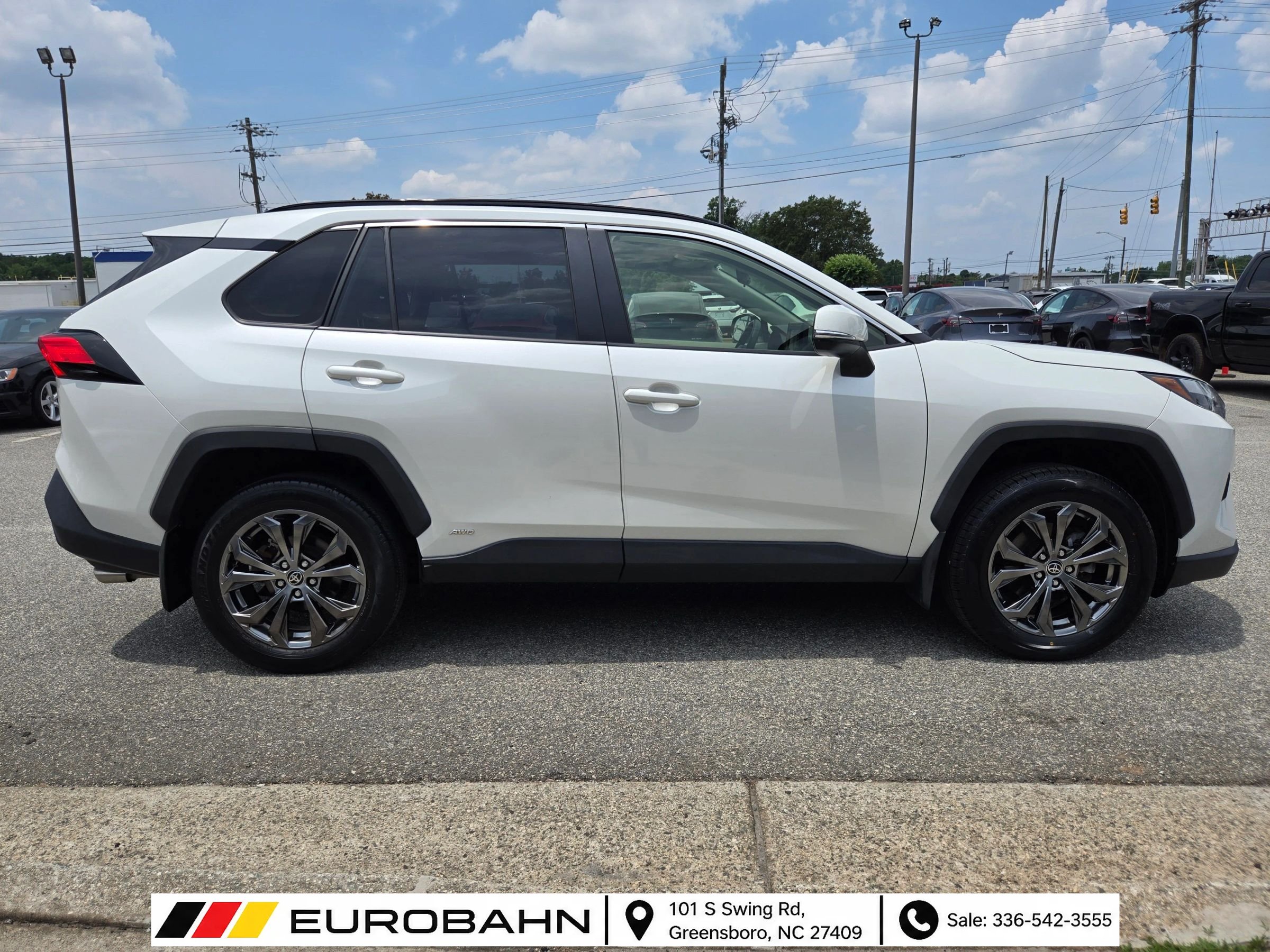 Used 2022 Toyota RAV4 XLE Premium AWD/4WD image 25