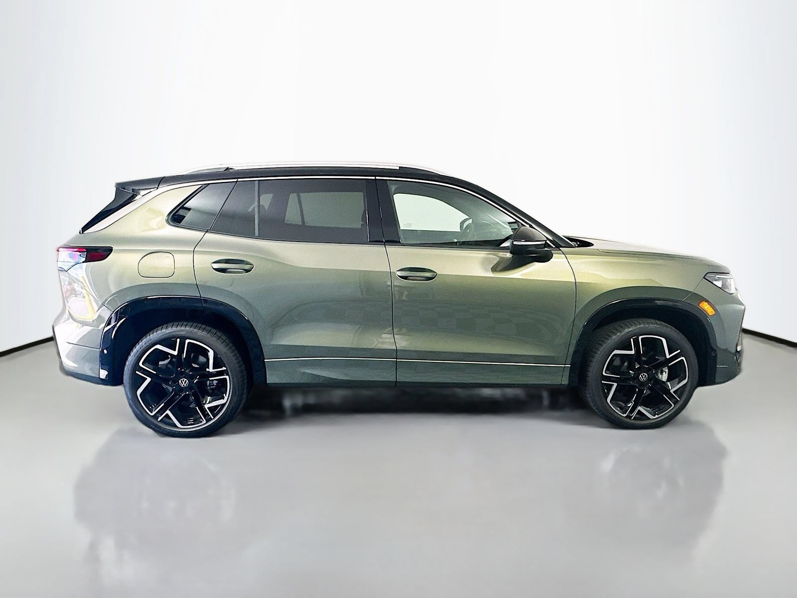 New 2026 Volkswagen Tiguan SEL R-Line AWD/4WD image 8