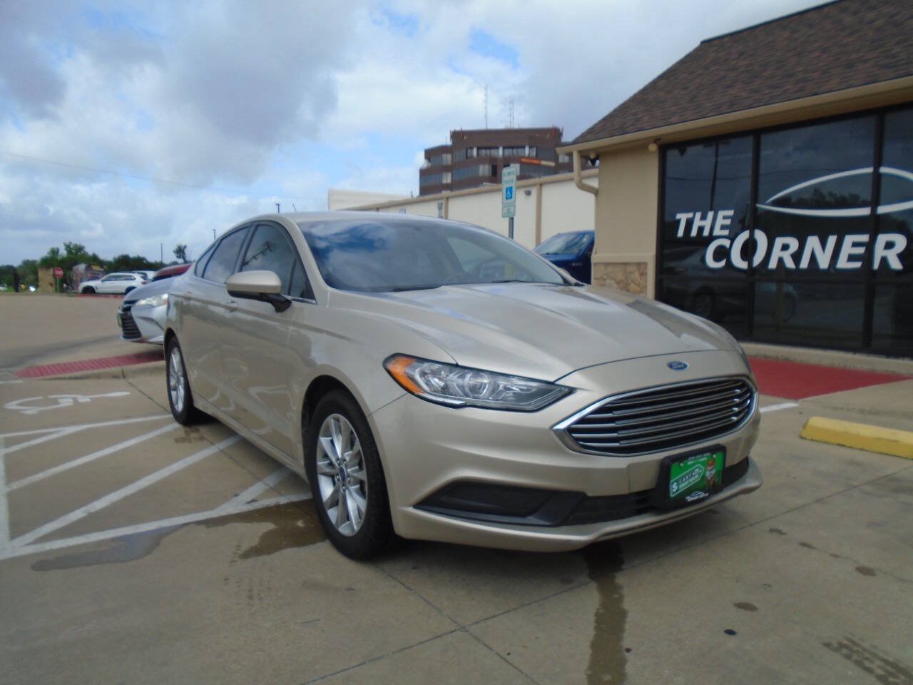 Used 2017 Ford Fusion SE FWD image 1