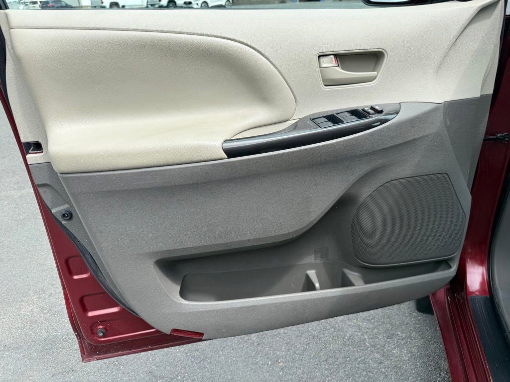 Used 2014 Toyota Sienna LE AWD/4WD image 23