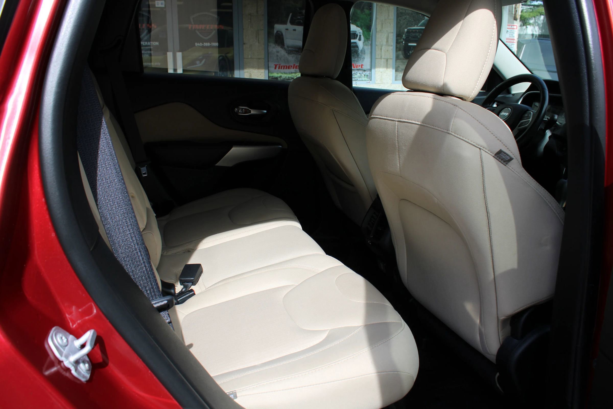 Used 2017 Jeep Cherokee Latitude w/ Comfort/Convenience Group image 17