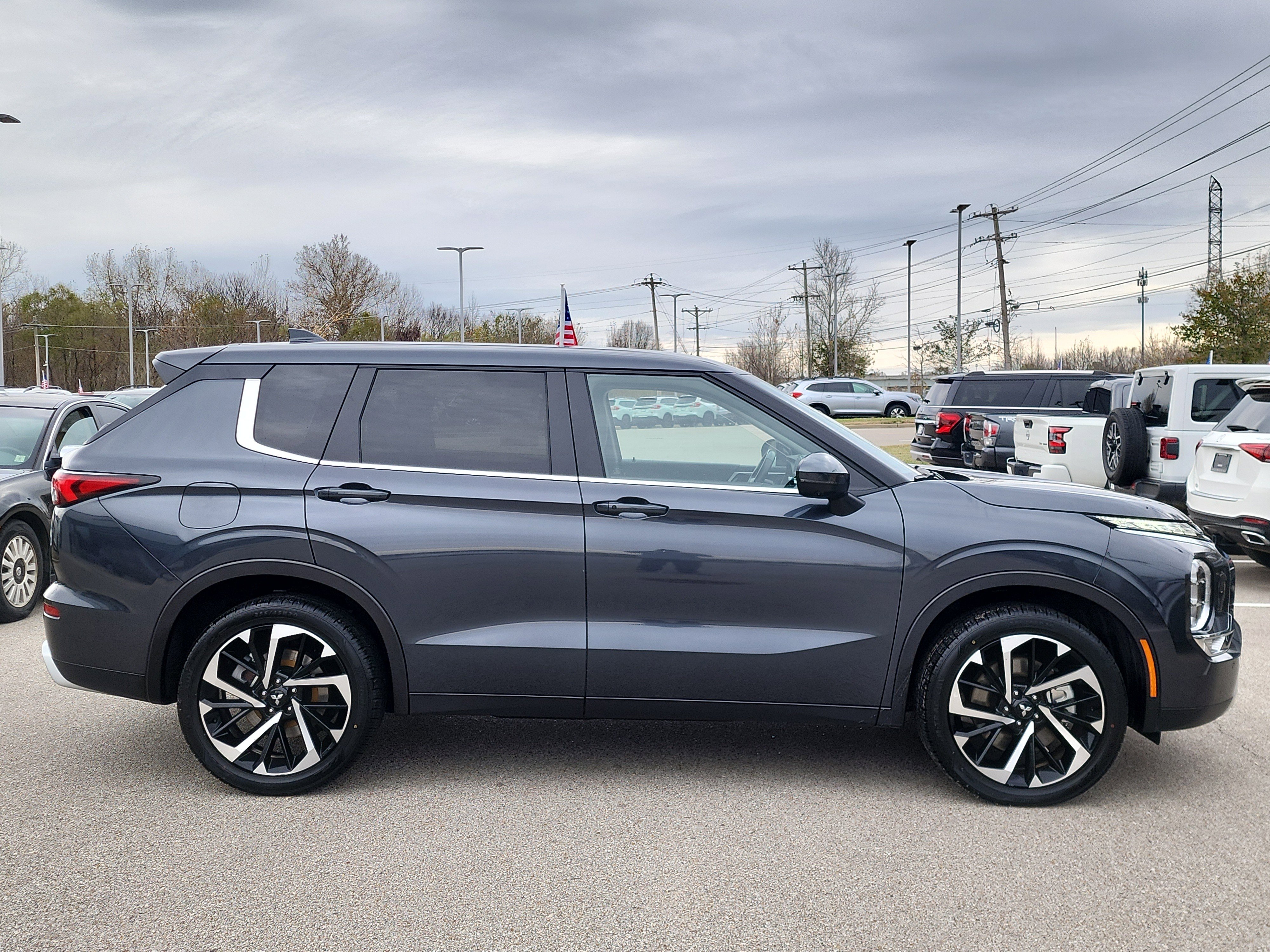 Used 2024 Mitsubishi Outlander SE image 2