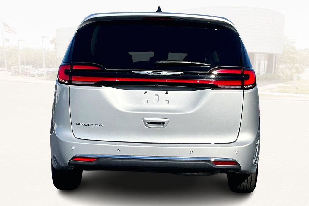 Used 2024 Chrysler Pacifica Touring-L image 5