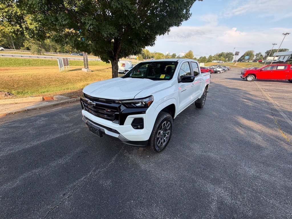 Used 2024 Chevrolet Colorado Z71 w/ Z71 Convenience Package 2 AWD/4WD image 3