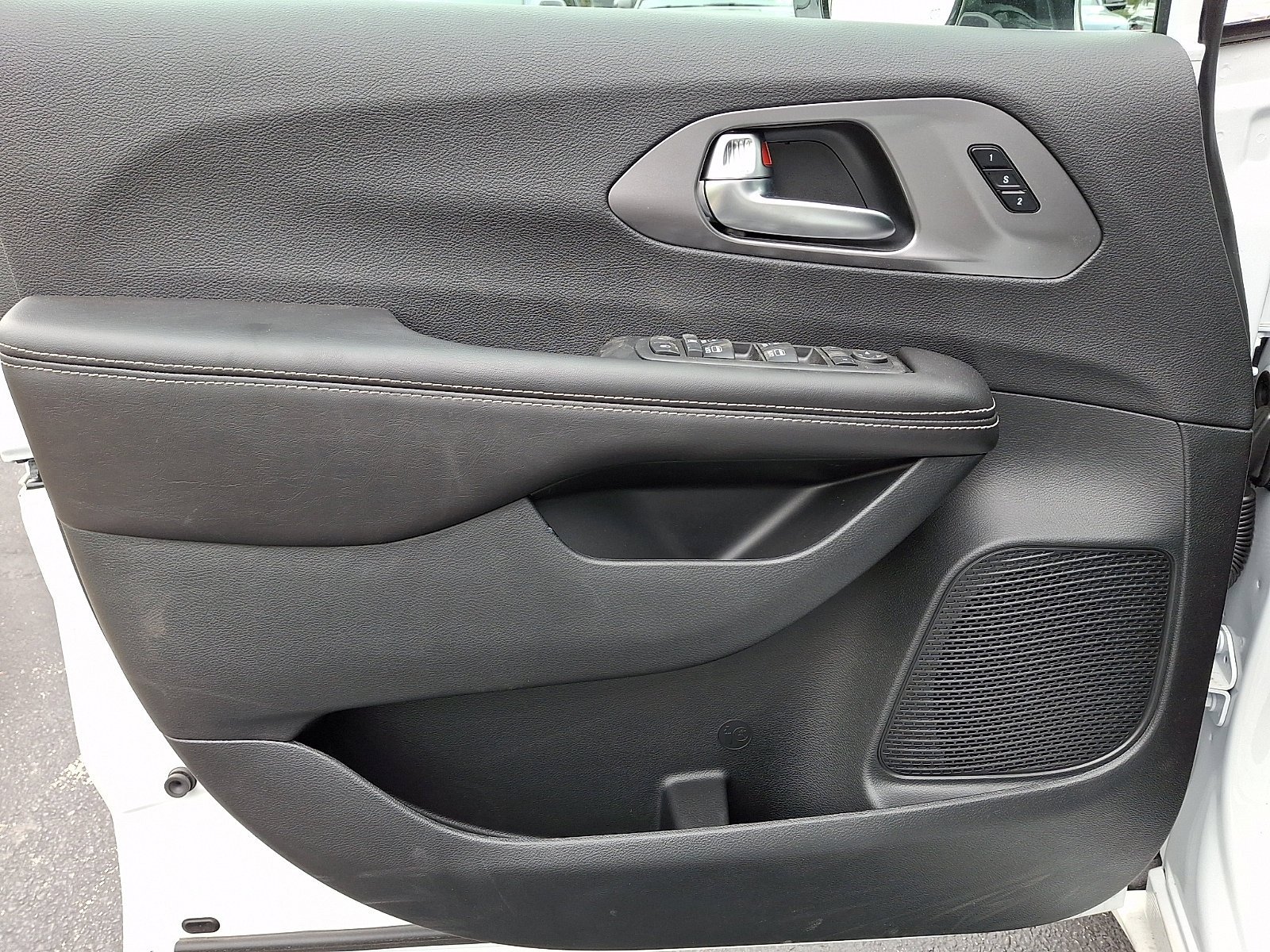 New 2026 Chrysler Pacifica Select FWD image 8