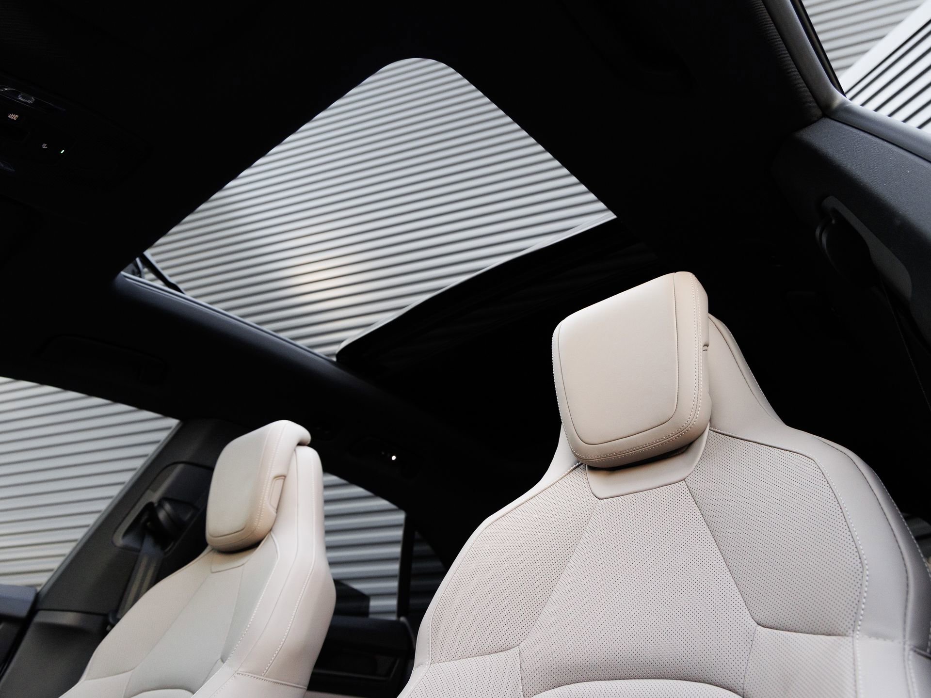 Certified 2025 Porsche Macan 4S Electric AWD/4WD image 14