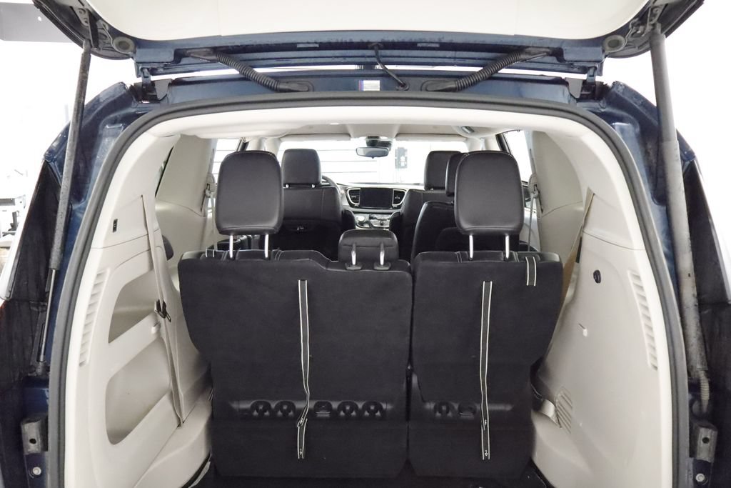 Certified 2023 Chrysler Pacifica Touring-L FWD image 13