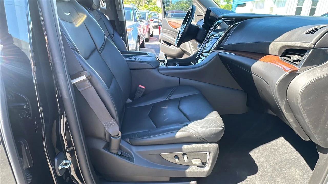Used 2015 Cadillac Escalade Luxury AWD/4WD image 38