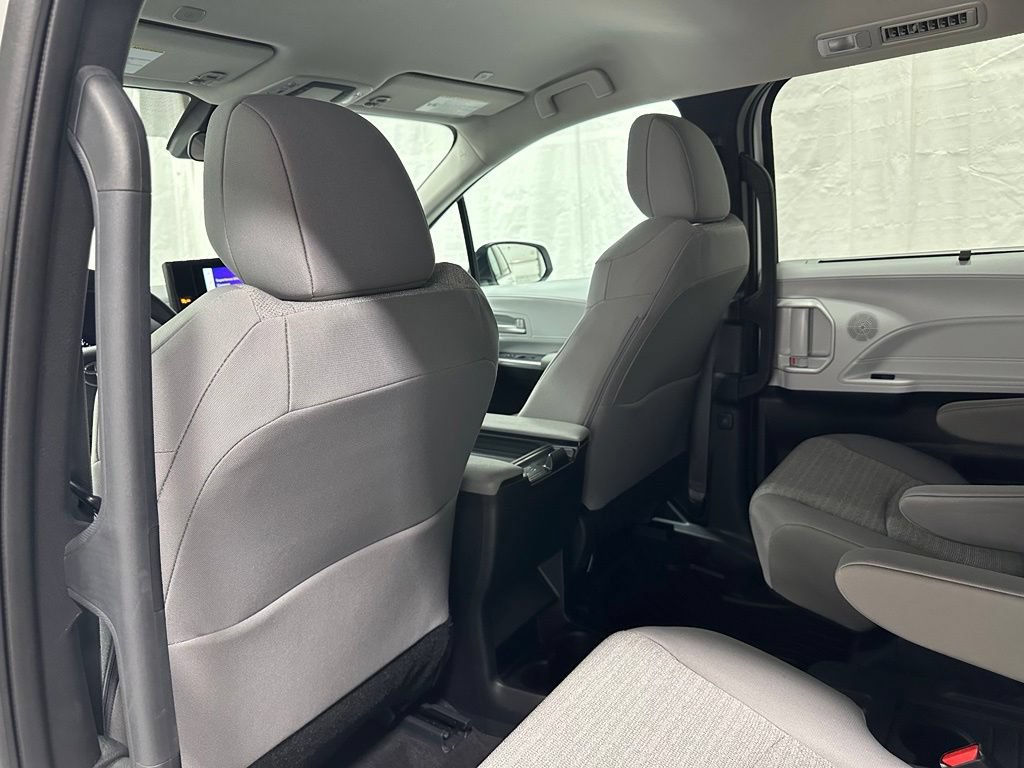 Used 2025 Toyota Sienna LE FWD image 43