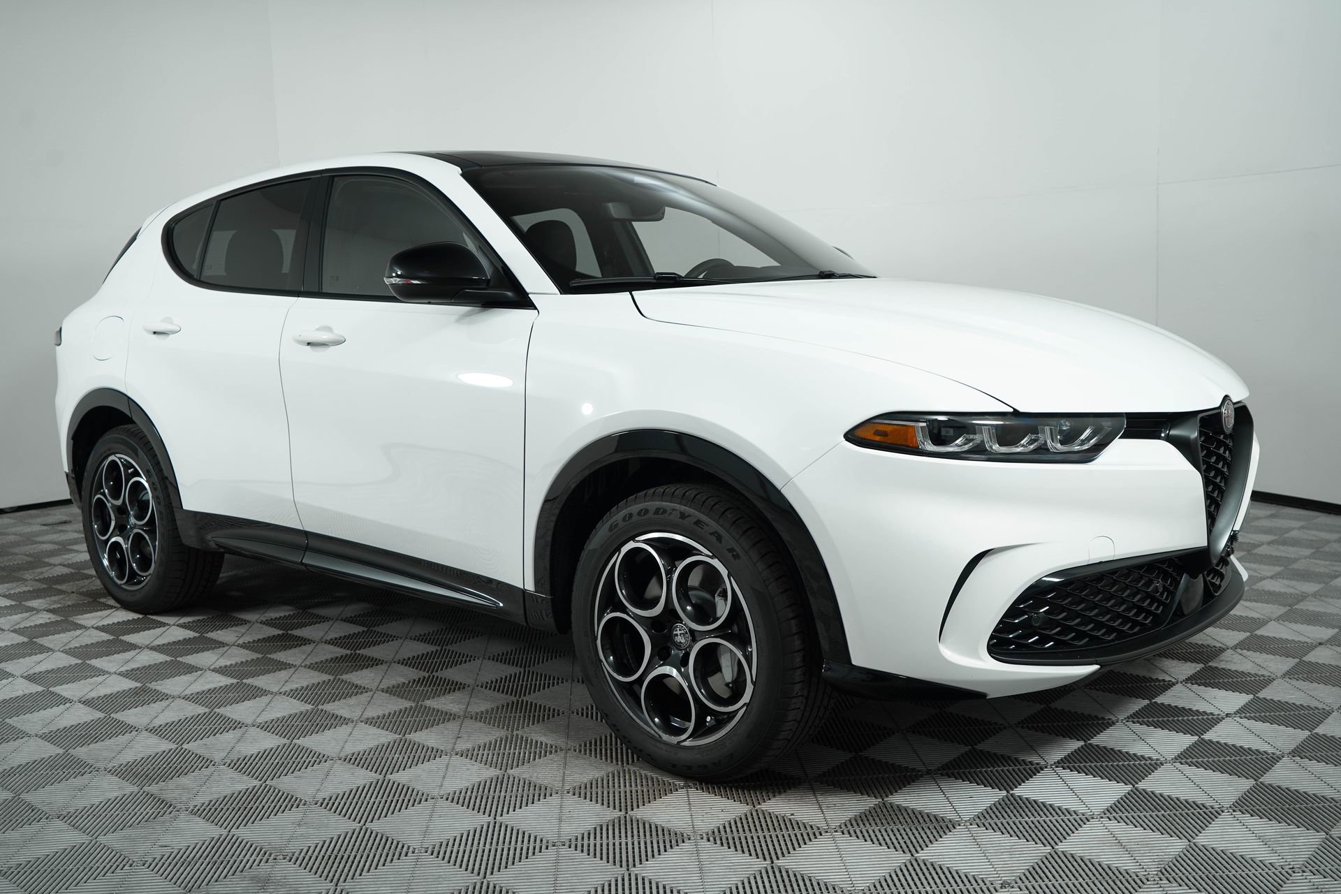 New 2025 Alfa Romeo Tonale w/ Premium Package image 1